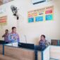 
Wakapolres  Kompol Junus Djoni Achpah, didampingi Kabag Ren AKP James Sapetu, melakukan pengecekan kesiapan Operator Call Center 110 Polres Tojo Una-Una.
