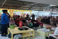 Personel Dinas Pemadam Kebakaran dan Penyelamatan Kabupaten Tojo Una-Una memperagakan penggunaan Alat Pemadam Api Ringan (APAR) di hadapan Ketua DPRD Gusnar A. Suleman dan ratusan peserta Reses Masa Persidangan III Tahun 2026, Senin (13/7/2026).