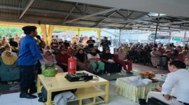 Personel Dinas Pemadam Kebakaran dan Penyelamatan Kabupaten Tojo Una-Una memperagakan penggunaan Alat Pemadam Api Ringan (APAR) di hadapan Ketua DPRD Gusnar A. Suleman dan ratusan peserta Reses Masa Persidangan III Tahun 2026, Senin (13/7/2026).
