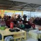 Personel Dinas Pemadam Kebakaran dan Penyelamatan Kabupaten Tojo Una-Una memperagakan penggunaan Alat Pemadam Api Ringan (APAR) di hadapan Ketua DPRD Gusnar A. Suleman dan ratusan peserta Reses Masa Persidangan III Tahun 2026, Senin (13/7/2026).