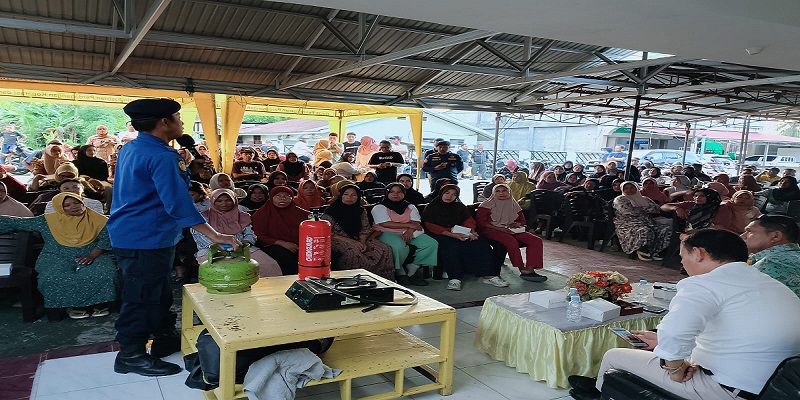 Personel Dinas Pemadam Kebakaran dan Penyelamatan Kabupaten Tojo Una-Una memperagakan penggunaan Alat Pemadam Api Ringan (APAR) di hadapan Ketua DPRD Gusnar A. Suleman dan ratusan peserta Reses Masa Persidangan III Tahun 2026, Senin (13/7/2026).