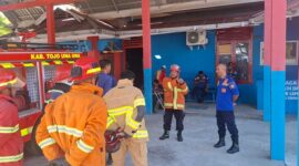 Personel Dinas Pemadam Kebakaran dan Penyelamatan (Damkarmat) Kabupaten Tojo Una-Una mengikuti simulasi penanganan kebakaran dan uji response time di halaman Kantor Dinas Damkarmat, Kamis (16/7/2026).
