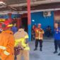 Personel Dinas Pemadam Kebakaran dan Penyelamatan (Damkarmat) Kabupaten Tojo Una-Una mengikuti simulasi penanganan kebakaran dan uji response time di halaman Kantor Dinas Damkarmat, Kamis (16/7/2026).
