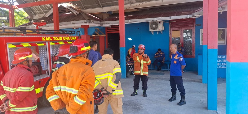 Personel Dinas Pemadam Kebakaran dan Penyelamatan (Damkarmat) Kabupaten Tojo Una-Una mengikuti simulasi penanganan kebakaran dan uji response time di halaman Kantor Dinas Damkarmat, Kamis (16/7/2026).
