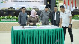 Ketua DPRD Gusnar A. Suleman bersama Wakil Bupati Hj. Surya Lapasiri menandatangani persetujuan bersama Ranperda Pertanggungjawaban APBD Tahun Anggaran 2025 dalam rapat paripurna DPRD Tojo Una-Una, Rabu (15/7/2026).