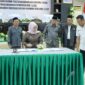Ketua DPRD Gusnar A. Suleman bersama Wakil Bupati Hj. Surya Lapasiri menandatangani persetujuan bersama Ranperda Pertanggungjawaban APBD Tahun Anggaran 2025 dalam rapat paripurna DPRD Tojo Una-Una, Rabu (15/7/2026).
