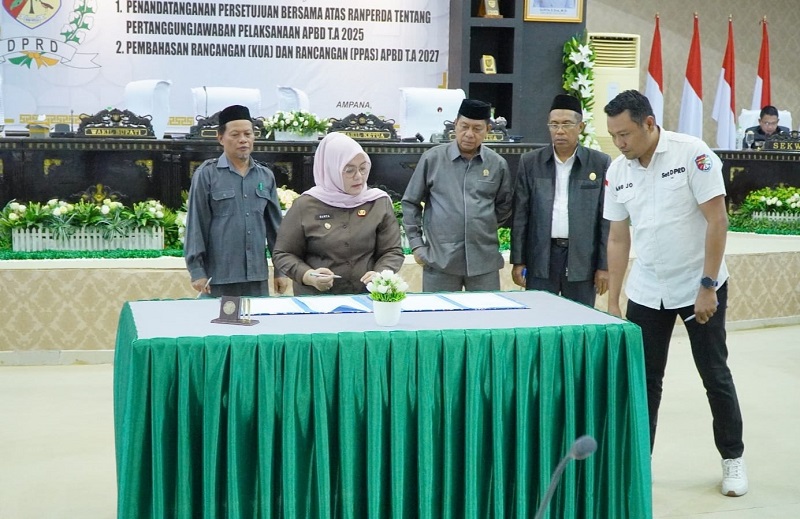 Ketua DPRD Gusnar A. Suleman bersama Wakil Bupati Hj. Surya Lapasiri menandatangani persetujuan bersama Ranperda Pertanggungjawaban APBD Tahun Anggaran 2025 dalam rapat paripurna DPRD Tojo Una-Una, Rabu (15/7/2026).