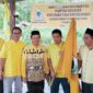 Ketua DPD II Partai Golkar Tojo Una-Una, Gusnar A. Suleman (kanan), menyerahkan  bendera pataka kepada Ketua PK Partai Golkar Ratolindo, Taslim, saat pengukuhan di Sekretariat Golkar Ratolindo, Senin (6/7/2026)