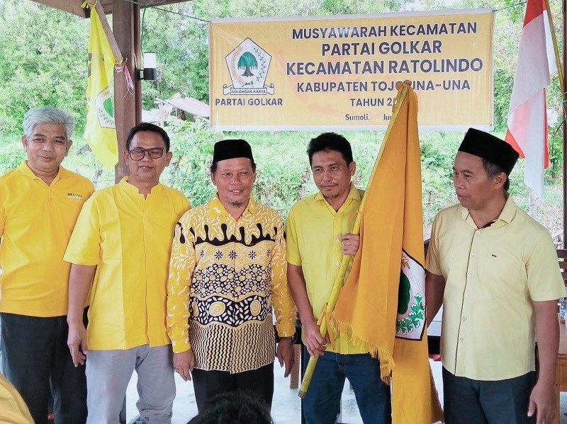 Ketua DPD II Partai Golkar Tojo Una-Una, Gusnar A. Suleman (kanan), menyerahkan  bendera pataka kepada Ketua PK Partai Golkar Ratolindo, Taslim, saat pengukuhan di Sekretariat Golkar Ratolindo, Senin (6/7/2026)