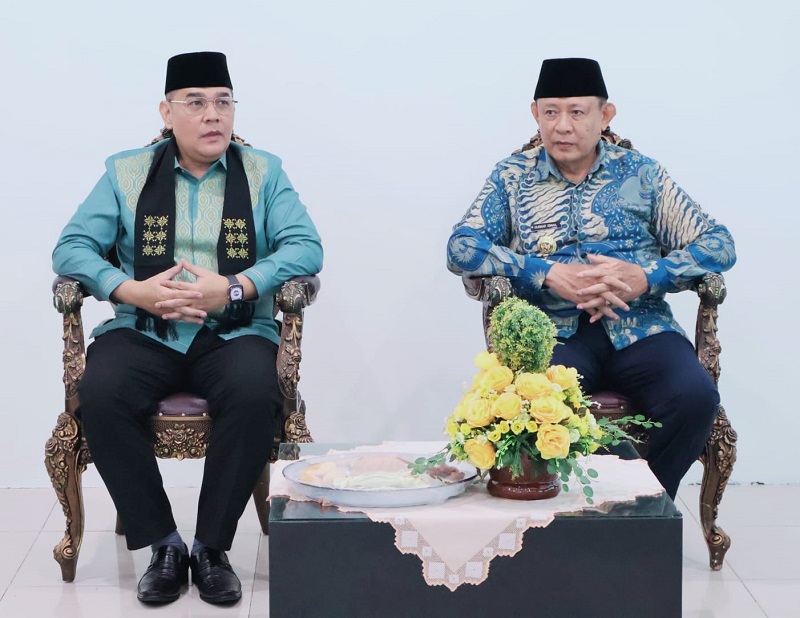 Gubernur Gorontalo Gusnar Ismail menyambut kedatangan Wakil Menteri ATR/Wakil Kepala BPN RI, Ossy Dermawan, bersama istri, Wida Ossy Dermawan, melalui prosesi adat Mopotilolo di VIP Bandara Djalaluddin, Gorontalo, Minggu (5/7/2026).
( Dok. Hms Diskominfotik Prov Gtlo)