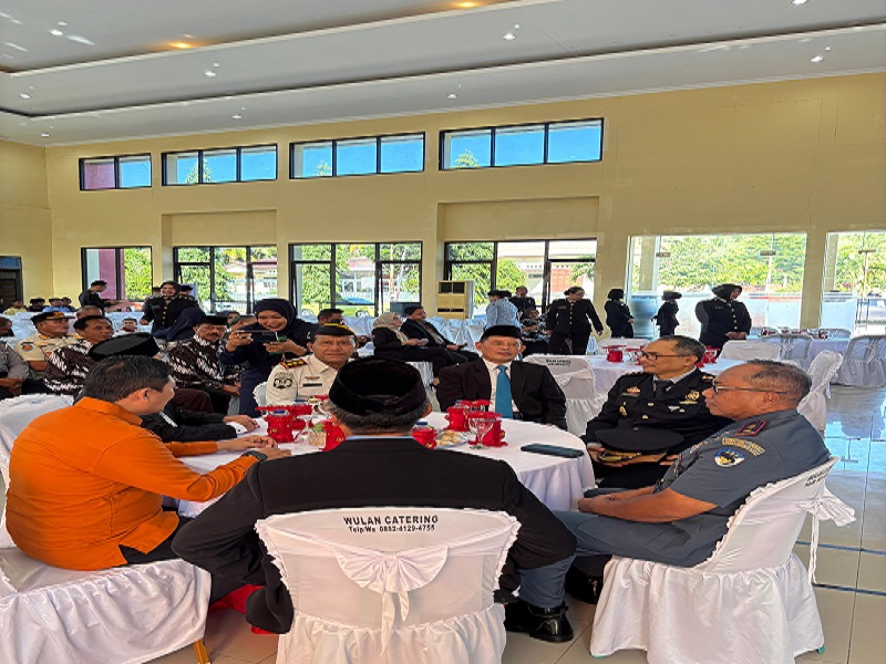 Kepala Kantor Unit Penyelenggara Pelabuhan (UPP) Kelas II Luwuk, Hasfar, menghadiri Upacara Peringatan Hari Bhayangkara ke-80 di halaman Mapolres Banggai, Rabu (1/7/2026).