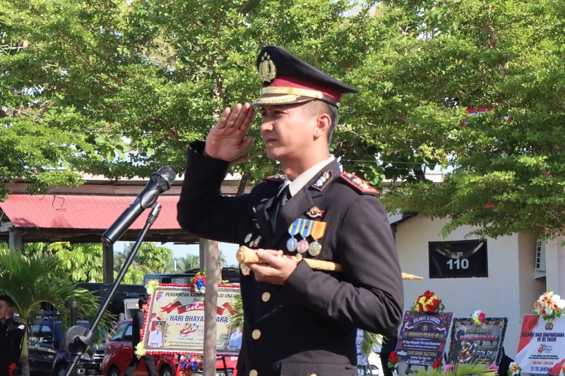 Kapolres Tojo Una-Una, AKBP Yanna Djayawidya, S.I.K., M.H., memimpin upacara peringatan Hari Bhayangkara ke-80 di halaman Mapolres Tojo Una-Una, Rabu (1/7/2026).