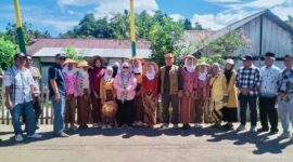Wakil Bupati Tojo Una-Una, Surya Lapasiri, disambut  oleh Pemerintah Desa dan tokoh masyarakat setibanya di Desa Molowagu, Kecamatan Batudaka, Sabtu (4/7/2026).