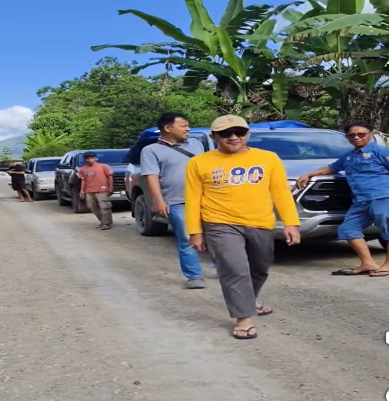  Ilham S. Lawidu, didampingi Kepala Dinas PUPR Asfan Supu, meninjau hasil pemeliharaan ruas Jalan Bulan Jaya–Uematopa sekaligus meninjau lokasi rencana pembangunan jaringan irigasi untuk mendukung persawahan warga di Desa Mpoa, Kecamatan Ulubongka, Jumat (17/7/2026).