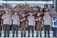 Kapolda Sulawesi Tengah Irjen Pol. Nasri (kiri) foto bersama Kepala Kejaksaan Tinggi Sulawesi Tengah Zullikar Tanjung saat kunjungan silaturahmi di Kantor Kejati Sulawesi Tengah, Palu, Selasa (14/7/2026).