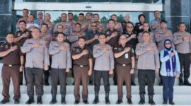 Kapolda Sulawesi Tengah Irjen Pol. Nasri (kiri) foto bersama Kepala Kejaksaan Tinggi Sulawesi Tengah Zullikar Tanjung saat kunjungan silaturahmi di Kantor Kejati Sulawesi Tengah, Palu, Selasa (14/7/2026).