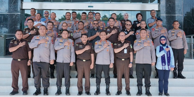 Kapolda Sulawesi Tengah Irjen Pol. Nasri (kiri) foto bersama Kepala Kejaksaan Tinggi Sulawesi Tengah Zullikar Tanjung saat kunjungan silaturahmi di Kantor Kejati Sulawesi Tengah, Palu, Selasa (14/7/2026).