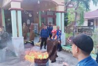 Kepala Dinas Pemadam Kebakaran dan Penyelamatan Kabupaten Tojo Una-Una, Alfred Leonard Lanu, menyaksikan simulasi penanganan kebakaran yang diperagakan personel Damkar dalam kegiatan sosialisasi pencegahan kebakaran di Kecamatan Tojo Barat, Selasa (7/7/2026).