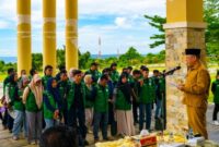 Bupati Banggai Kepulauan Rusli Moidady menyerahkan mahasiswa KKN secara resmi yang berlangsung di halaman Kantor Bupati, Selasa (21/7/2026)