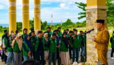 Bupati Banggai Kepulauan Rusli Moidady menyerahkan mahasiswa KKN secara resmi yang berlangsung di halaman Kantor Bupati, Selasa (21/7/2026)
