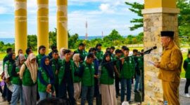 Bupati Banggai Kepulauan Rusli Moidady menyerahkan mahasiswa KKN secara resmi yang berlangsung di halaman Kantor Bupati, Selasa (21/7/2026)