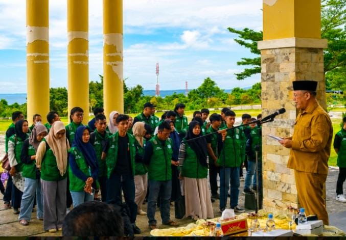 Bupati Banggai Kepulauan Rusli Moidady menyerahkan mahasiswa KKN secara resmi yang berlangsung di halaman Kantor Bupati, Selasa (21/7/2026)