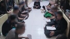 Sejumlah tahanan mengikuti kegiatan pembinaan rohani dengan membaca Al-Qur'an usai Salat Magrib di ruang tahanan Mapolres Tojo Una Una, Minggu (5/7/2026) malam.