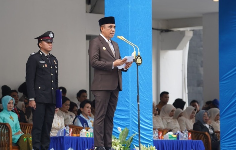 Gubernur Sulawesi Tengah, Dr. H. Anwar Hafid, M.Si., didampingi Kapolda Sulawesi Tengah Irjen Pol. Nasri memimpin upacara peringatan Hari Bhayangkara ke-80  di halaman Kantor Gubernur Sulawesi Tengah, Palu, Rabu (1/7/2026).