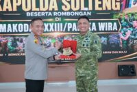 Kapolda Sulawesi Tengah Irjen Pol. Nasri dan Pangdam XXIII/Palaka Wira Mayjen TNI Jonathan Binsar Parluhutan Sianipar berbincang usai pertemuan silaturahmi di Makodam XXIII/Palaka Wira, Palu, Selasa (14/7/2026).