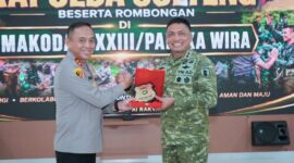 Kapolda Sulawesi Tengah Irjen Pol. Nasri dan Pangdam XXIII/Palaka Wira Mayjen TNI Jonathan Binsar Parluhutan Sianipar berbincang usai pertemuan silaturahmi di Makodam XXIII/Palaka Wira, Palu, Selasa (14/7/2026).
