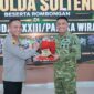 Kapolda Sulawesi Tengah Irjen Pol. Nasri dan Pangdam XXIII/Palaka Wira Mayjen TNI Jonathan Binsar Parluhutan Sianipar berbincang usai pertemuan silaturahmi di Makodam XXIII/Palaka Wira, Palu, Selasa (14/7/2026).