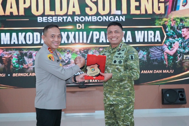 Kapolda Sulawesi Tengah Irjen Pol. Nasri dan Pangdam XXIII/Palaka Wira Mayjen TNI Jonathan Binsar Parluhutan Sianipar berbincang usai pertemuan silaturahmi di Makodam XXIII/Palaka Wira, Palu, Selasa (14/7/2026).