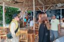 Ilham S. Lawidu didampingi Kadis Pariwisata Asrin Soga dan Kepala Pelaksana BPBD Sigit Labolong memantau langsung pemeriksaan kesehatan terhadap 11 wisatawan asing yang selamat dari insiden tenggelamnya SB Mister Un, oleh tim medis RSUD Wakai di Sanctum Una-Una Dive Resort, Sabtu (25/7/2026).