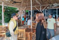Ilham S. Lawidu didampingi Kadis Pariwisata Asrin Soga dan Kepala Pelaksana BPBD Sigit Labolong memantau langsung pemeriksaan kesehatan terhadap 11 wisatawan asing yang selamat dari insiden tenggelamnya SB Mister Un, oleh tim medis RSUD Wakai di Sanctum Una-Una Dive Resort, Sabtu (25/7/2026).
