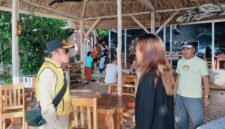 Ilham S. Lawidu didampingi Kadis Pariwisata Asrin Soga dan Kepala Pelaksana BPBD Sigit Labolong memantau langsung pemeriksaan kesehatan terhadap 11 wisatawan asing yang selamat dari insiden tenggelamnya SB Mister Un, oleh tim medis RSUD Wakai di Sanctum Una-Una Dive Resort, Sabtu (25/7/2026).