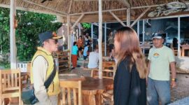 Ilham S. Lawidu didampingi Kadis Pariwisata Asrin Soga dan Kepala Pelaksana BPBD Sigit Labolong memantau langsung pemeriksaan kesehatan terhadap 11 wisatawan asing yang selamat dari insiden tenggelamnya SB Mister Un, oleh tim medis RSUD Wakai di Sanctum Una-Una Dive Resort, Sabtu (25/7/2026).