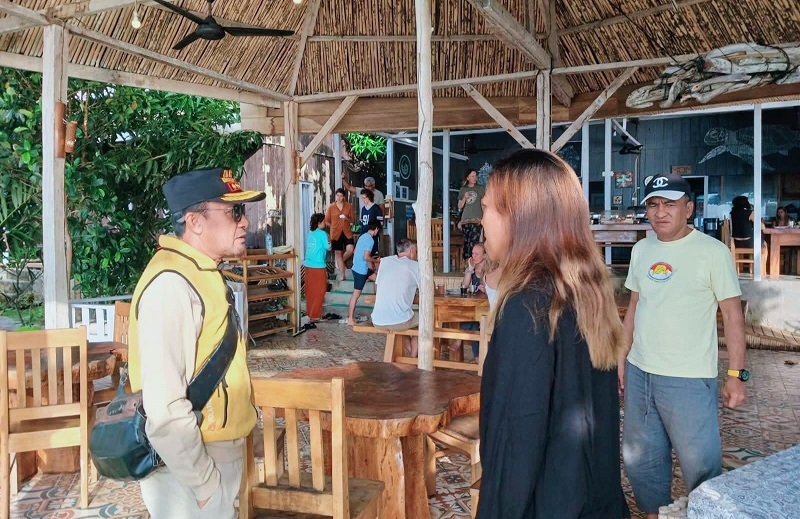 Ilham S. Lawidu didampingi Kadis Pariwisata Asrin Soga dan Kepala Pelaksana BPBD Sigit Labolong memantau langsung pemeriksaan kesehatan terhadap 11 wisatawan asing yang selamat dari insiden tenggelamnya SB Mister Un, oleh tim medis RSUD Wakai di Sanctum Una-Una Dive Resort, Sabtu (25/7/2026).