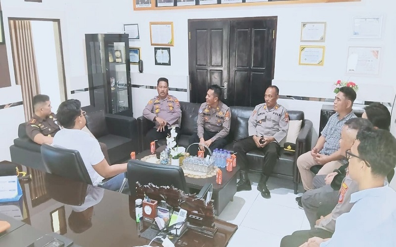 Perkuat Koordinasi Wakapolres Tojo Una Una Kompol Junus Djoni Achpah bersama jajaran Pejabat Utama (PJU) Polres Tojo Una Una melakukan silaturahmi ke Kantor Kejaksaan Negeri Tojo Una Una, Selasa (14/7/2026).