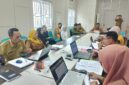 Kepala Dinas PUPR Kabupaten Tojo Una-Una, Asfan Supu, membuka Konsultasi Publik Pelayanan Tahun 2026 di Ruang Rapat Dinas PUPR, Selasa (28/7/2026).
