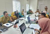 Kepala Dinas PUPR Kabupaten Tojo Una-Una, Asfan Supu, membuka Konsultasi Publik Pelayanan Tahun 2026 di Ruang Rapat Dinas PUPR, Selasa (28/7/2026).
