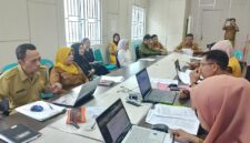 Kepala Dinas PUPR Kabupaten Tojo Una-Una, Asfan Supu, membuka Konsultasi Publik Pelayanan Tahun 2026 di Ruang Rapat Dinas PUPR, Selasa (28/7/2026).