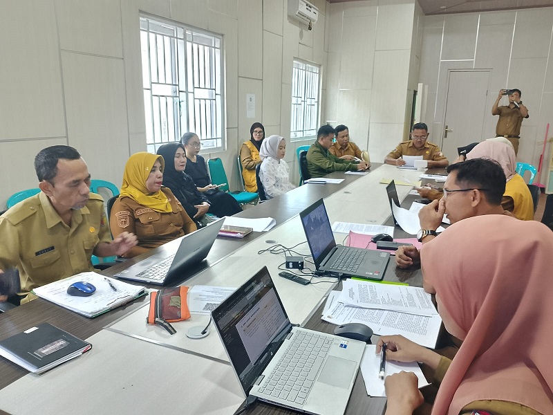 Kepala Dinas PUPR Kabupaten Tojo Una-Una, Asfan Supu, membuka Konsultasi Publik Pelayanan Tahun 2026 di Ruang Rapat Dinas PUPR, Selasa (28/7/2026).
