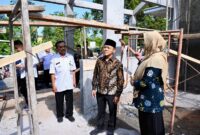 Wakil Menteri Pendidikan Dasar dan Menengah (Wamendikdasmen) Fajar Riza Ul Haq, meninjau revitalisasi di SLB M Surya Bangsa Kab. Kendal yang memperoleh bantuan berupa pembangunan dua ruang kelas, satu perpustakaan, dan satu ruang keterampilan bagi 111 peserta didik, Kamis (9/07/26). 