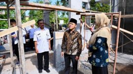 Wakil Menteri Pendidikan Dasar dan Menengah (Wamendikdasmen) Fajar Riza Ul Haq, meninjau revitalisasi di SLB M Surya Bangsa Kab. Kendal yang memperoleh bantuan berupa pembangunan dua ruang kelas, satu perpustakaan, dan satu ruang keterampilan bagi 111 peserta didik, Kamis (9/07/26). 