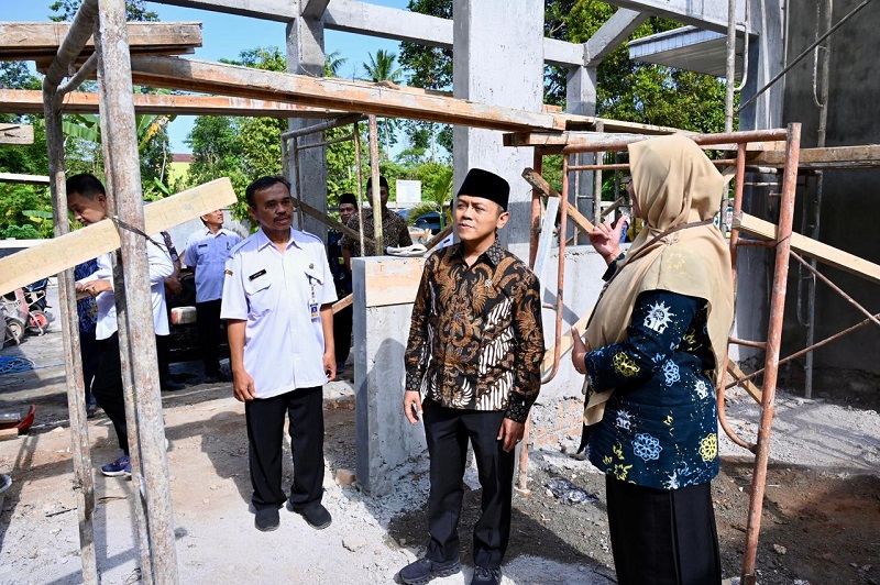 Wakil Menteri Pendidikan Dasar dan Menengah (Wamendikdasmen) Fajar Riza Ul Haq, meninjau revitalisasi di SLB M Surya Bangsa Kab. Kendal yang memperoleh bantuan berupa pembangunan dua ruang kelas, satu perpustakaan, dan satu ruang keterampilan bagi 111 peserta didik, Kamis (9/07/26). 