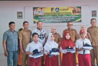 Wakil Bupati  Surya Lapasiri menyerahkan secara simbolis bantuan seragam sekolah gratis kepada perwakilan siswa TK, SD, dan SMP di Ruang Rapat Dinas Pendidikan dan Kebudayaan Kabupaten Tojo Una-Una,Senin,6 Juli 2026.