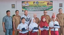 Wakil Bupati  Surya Lapasiri menyerahkan secara simbolis bantuan seragam sekolah gratis kepada perwakilan siswa TK, SD, dan SMP di Ruang Rapat Dinas Pendidikan dan Kebudayaan Kabupaten Tojo Una-Una,Senin,6 Juli 2026.