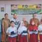 Wakil Bupati  Surya Lapasiri menyerahkan secara simbolis bantuan seragam sekolah gratis kepada perwakilan siswa TK, SD, dan SMP di Ruang Rapat Dinas Pendidikan dan Kebudayaan Kabupaten Tojo Una-Una,Senin,6 Juli 2026.