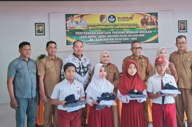 Wakil Bupati  Surya Lapasiri menyerahkan secara simbolis bantuan seragam sekolah gratis kepada perwakilan siswa TK, SD, dan SMP di Ruang Rapat Dinas Pendidikan dan Kebudayaan Kabupaten Tojo Una-Una,Senin,6 Juli 2026.