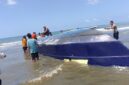Tim SAR Gabungan mengevakuasi Speedboat Mister Un yang ditemukan di kawasan pantai Desa Malanggo, Kecamatan Tinombo Selatan, Kabupaten Parigi Moutong, Kamis (30/7/2026). 
